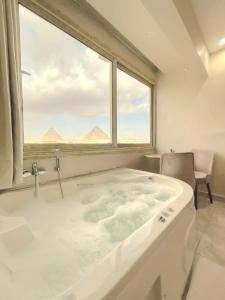 Mynd úr myndasafni af Pyramids Rose view í Kaíró