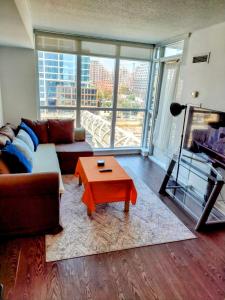 Χώρος καθιστικού στο Downtown Toronto Condo, Free indoor parking with amazing view
