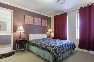 Un pat sau paturi într-o cameră la Arcadian Bed & Breakfast