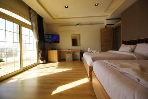 Televisyen dan/atau pusat hiburan di Palm Pyramid View Inn