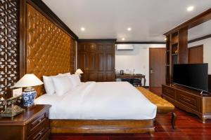 Телевизор и/или развлекательный центр в Aqua Of The Seas Cruise Halong
