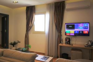 Televisyen dan/atau pusat hiburan di Palm Pyramid View Inn