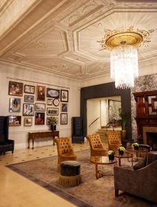 Uma área de estar em The Royal Horseguards Hotel, London