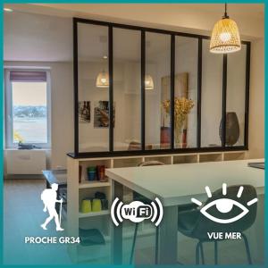 una sala de estar con una mesa con un perro. en Ti Gwer - vue mer - wifi, en Crozon