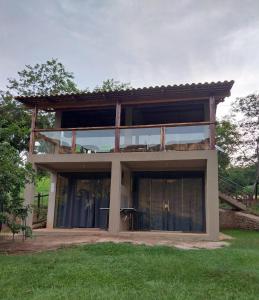 a large house with a balcony on top of it at Chale1 RabodeGalo in Santana do Riacho