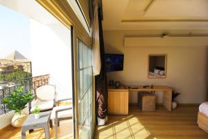 Televisyen dan/atau pusat hiburan di Palm Pyramid View Inn