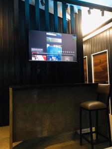Μια τηλεόραση ή/και κέντρο ψυχαγωγίας στο Ezkinita Room Rental - Near the Airport, City Center of Puerto Princesa Palawan +65 φωτογραφίες
