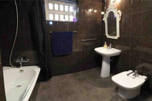 ein Badezimmer mit Waschbecken, Toilette und Badewanne in der Unterkunft Mountain Cottage Graciosa Azores in Almas