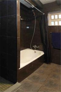 ein Badezimmer mit Badewanne und Waschbecken in der Unterkunft Mountain Cottage Graciosa Azores in Almas