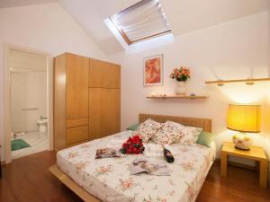 ein Schlafzimmer mit einem Bett mit Blumen darauf in der Unterkunft Riva Del Caolino - Happy Rentals in Ispra