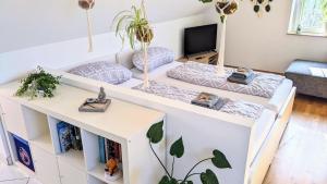 Ένα ή περισσότερα κρεβάτια σε δωμάτιο στο Moderne Einliegerwohnung am Wald