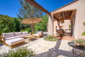 Κήπος έξω από το Villa Silia in the Gulf of Saint-Tropez in a natural setting