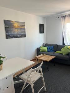 ein Wohnzimmer mit Sofa und Tisch in der Unterkunft Casa de Origo Mare in Lajares