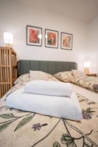 Postel nebo postele na pokoji v ubytování Apartmány V zahradě