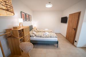 Postel nebo postele na pokoji v ubytování Apartmány V zahradě