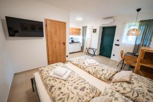 Postel nebo postele na pokoji v ubytování Apartmány V zahradě