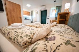 Postel nebo postele na pokoji v ubytování Apartmány V zahradě