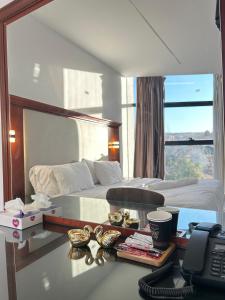 杰拉什Jerash Hotel的一间带床和镜子的酒店房间