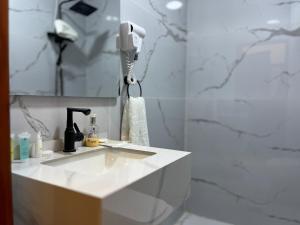 杰拉什Jerash Hotel的白色的浴室设有水槽和电话