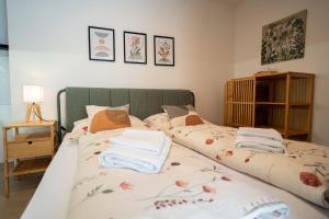 Postel nebo postele na pokoji v ubytování Apartmány V zahradě