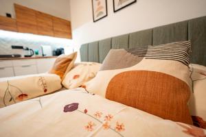Postel nebo postele na pokoji v ubytování Apartmány V zahradě