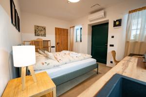 Postel nebo postele na pokoji v ubytování Apartmány V zahradě