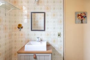 a bathroom with a sink and a mirror at Apto Centro de Búzios - 2 Quartos - Ar-condicionado in Búzios