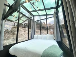 ein Schlafzimmer mit einem Bett vor einem Fenster in der Unterkunft Red Hollow in Orderville