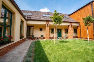 En hage utenfor Apartmány V zahradě