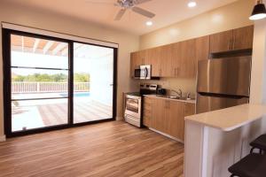 Long Bay HillsにあるStay in a Long Bay Beach Villa with a Shared Poolのキッチン(パティオにつながるガラスの引き戸付) +17枚の写真