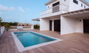 Long Bay HillsにあるStay in a Long Bay Beach Villa with a Shared Poolのヴィラ(家の前にスイミングプール付)