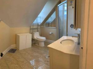 Ένα μπάνιο στο Spacious room Federal Hill next to Downtown with shared bathroom 34