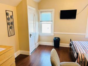 Μια τηλεόραση ή/και κέντρο ψυχαγωγίας στο Big room in Federal Hill, Downtown with shared bathroom ca +8 φωτογραφίες