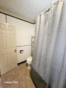 Bilik mandi di Nice bedroom in Lincoln with shared bathroom 2