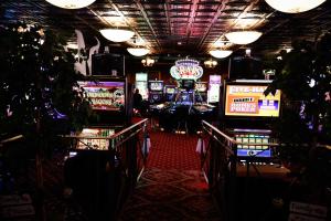 un casinò con diverse slot machine in una stanza di Mizpah Hotel a Tonopah