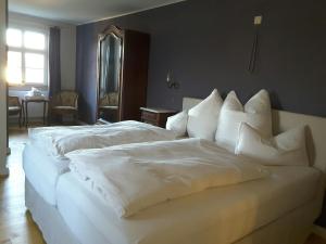 A bed or beds in a room at Schuberts Oderbruch Landpension