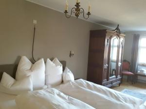 A bed or beds in a room at Schuberts Oderbruch Landpension