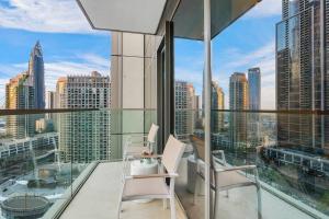 Ein Balkon oder eine Terrasse in der Unterkunft FIRST CLASS 1BR Charming City View