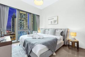 Ein Bett oder Betten in einem Zimmer der Unterkunft FIRST CLASS 1BR Charming City View