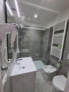 Bilik mandi di Hotel Approdo di Venere