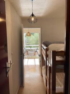 Ένα ή περισσότερα κρεβάτια σε δωμάτιο στο La Mascotte de Sète studio cabine Pking