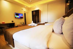 Televisyen dan/atau pusat hiburan di Palm Pyramid View Inn
