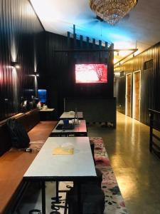 Μια τηλεόραση ή/και κέντρο ψυχαγωγίας στο Ezkinita Room Rental - Near the Airport, City Center of Puerto Princesa Palawan