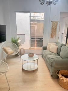 salon z kanapą i stołem w obiekcie Relax Apartment - private Jacuzzi/SPA with 2bedrooms (A/C) - Netflix - 24 h/entry w Maladze