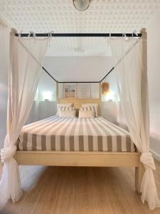 łóżko z baldachimem w sypialni w obiekcie Relax Apartment - private Jacuzzi/SPA with 2bedrooms (A/C) - Netflix - 24 h/entry w Maladze