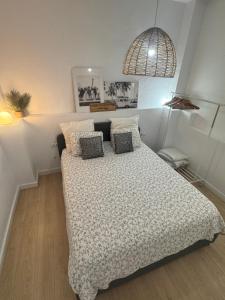 sypialnia z dużym łóżkiem z poduszkami w obiekcie Relax Apartment - private Jacuzzi/SPA with 2bedrooms (A/C) - Netflix - 24 h/entry w Maladze