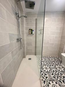 Łazienka w obiekcie Relax Apartment - private Jacuzzi/SPA with 2bedrooms (A/C) - Netflix - 24 h/entry