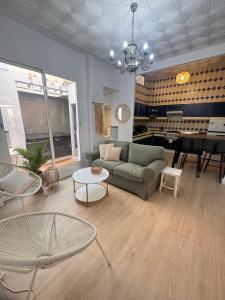 salon z kanapą, stołem i pianinem w obiekcie Relax Apartment - private Jacuzzi/SPA with 2bedrooms (A/C) - Netflix - 24 h/entry w Maladze