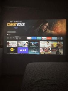 Telewizja i/lub zestaw kina domowego w obiekcie Relax Apartment - private Jacuzzi/SPA with 2bedrooms (A/C) - Netflix - 24 h/entry