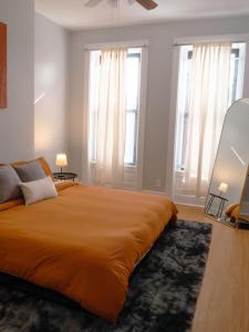 2 Blocks from TQL Stadium 2BR 1.5BA 객실 침대
